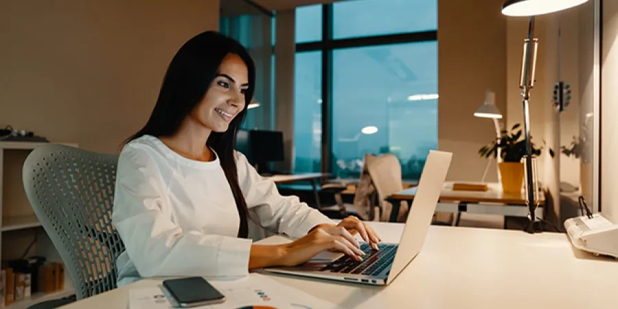 Vrouw lachend met laptop-3.jpg