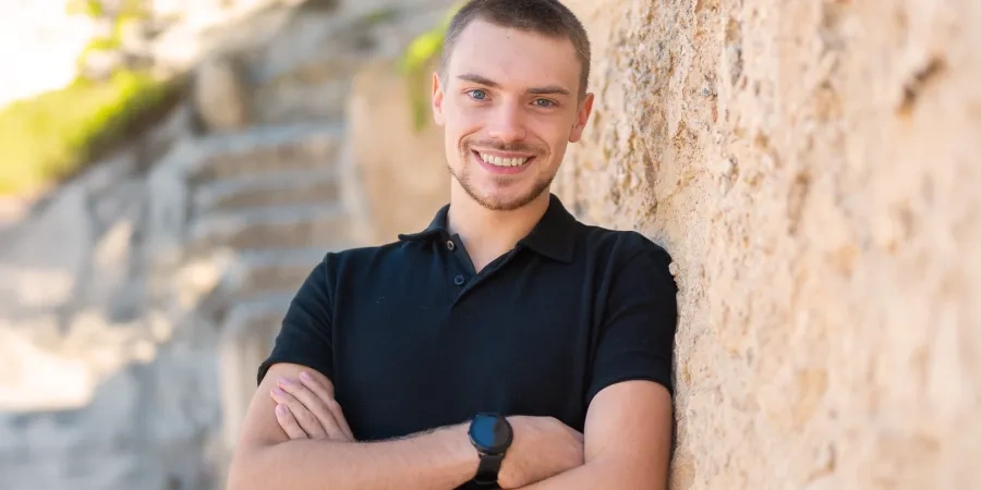 Portret van een mannelijke Yource collega in Spanje