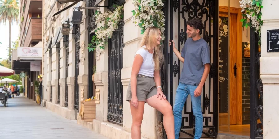 Lachende collegas migreren spanje voor klantcontact werk